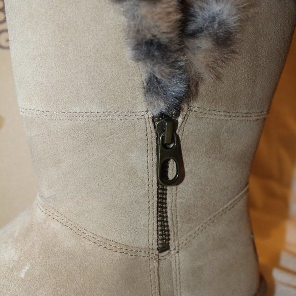 NIB UGG KOOLABURRA WOMEN'S CLASSID‎ SHORT SUEDE LEOPARD FUR LINED BOOTS TAN - Picture 6 of 6